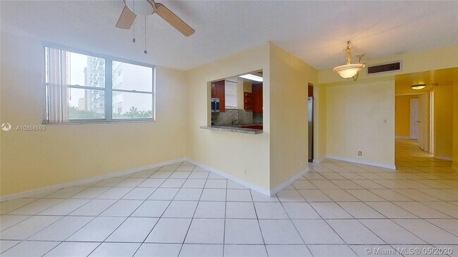 Building Photo - 2821 N Miami Beach Blvd