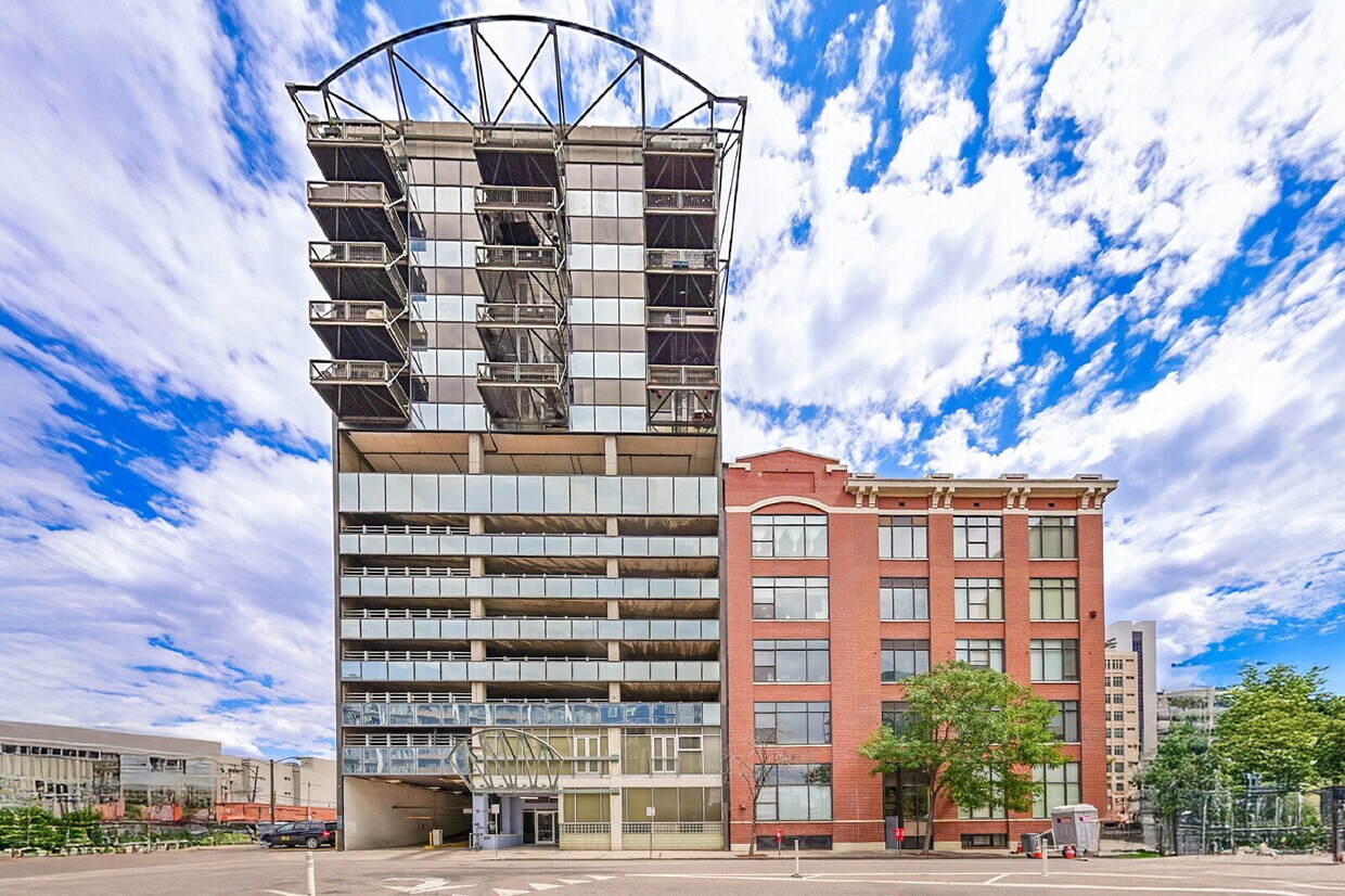 Foto principal - $2,000, 1 bed, 1.5 bath located in downtow...