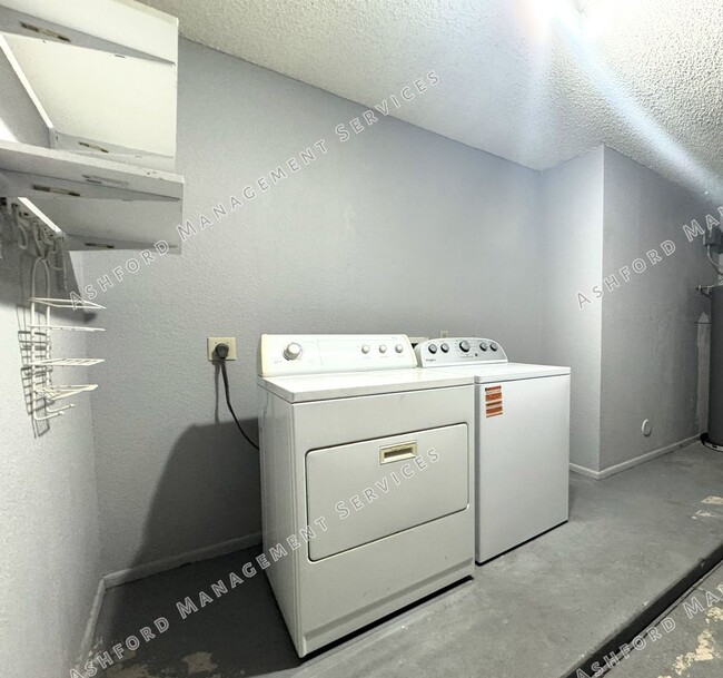 Foto del edificio - BEAUTIFULLY REMODELED 3 BEDROOM HOME WITH ...