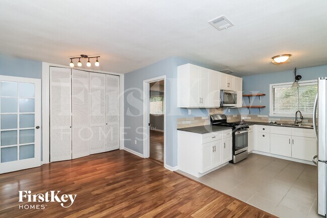 Foto del edificio - 3453 Woods Dr
