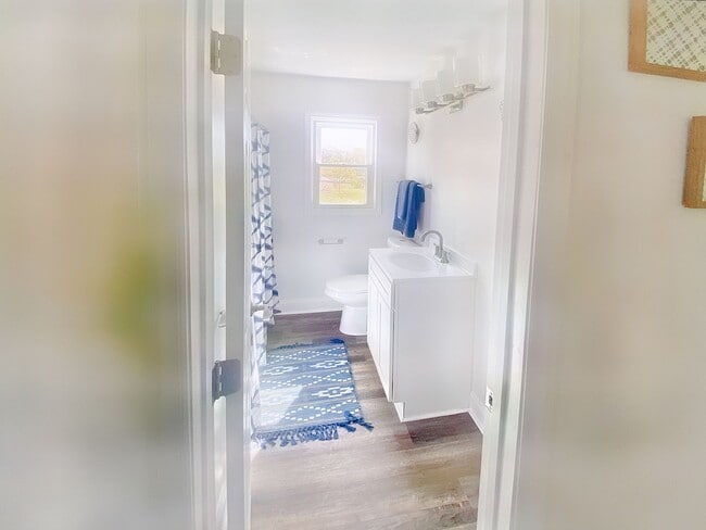 Building Photo - "Experience Urban Living at its Finest at The Flats at 2200!/"¡Experimenta la Vida Urbana en su M...