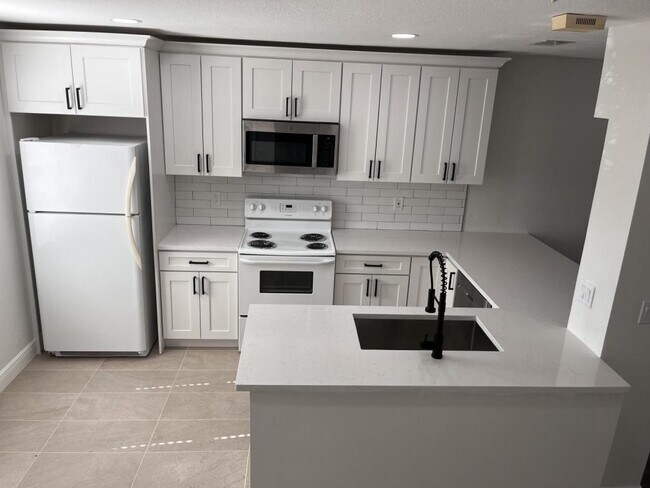 Foto del edificio - 7617 Tamarind Ave