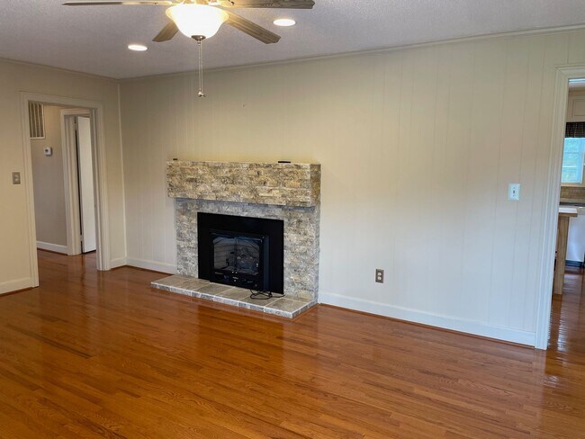 Foto del edificio - Beautiful 2 Bed, 1 Bath Brick Home in coun...