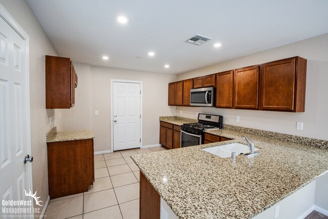 Foto del edificio - Modern 3Bdm 2.5Ba Two-Story Home in the De...
