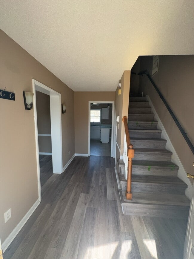 Building Photo - 105 Palamino Ct