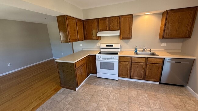 Foto del edificio - 2 BR with hardwood, private entrance/deck,...
