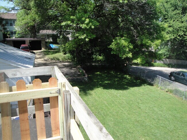 Balcón del segundo piso - 520 Lawrence Ave