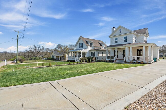 Building Photo - 1510 E Stewarts Ln