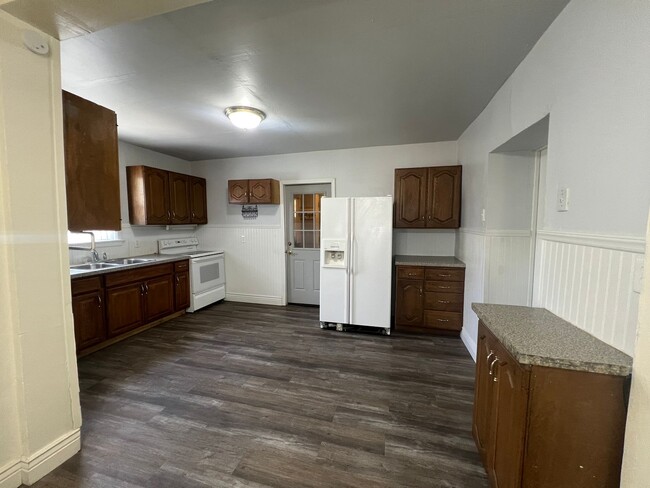 Building Photo - Cute Two Bedroom One Bathroom Single Famil...