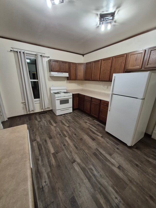 kitchen with stove/refrig - 4049 6th Ave