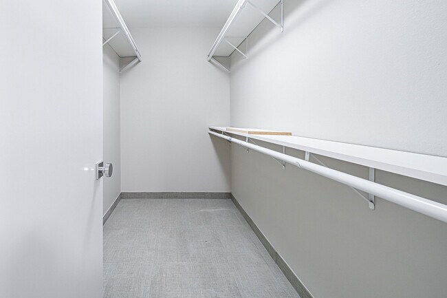 armario extragrande - 831 S French Ave