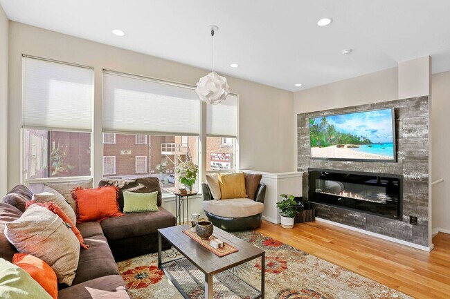 Building Photo - City View Haven: Modern 2-Bed Townhome in ...