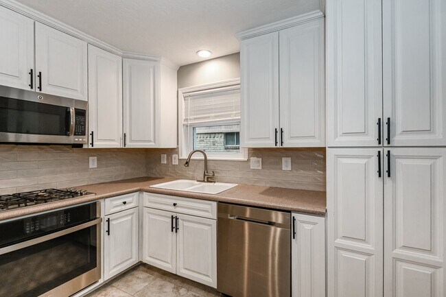 Building Photo - 7923 Dawnridge Dr