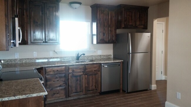 Foto del edificio - COMPLETELY UPDATED HOME MOVE IN READY