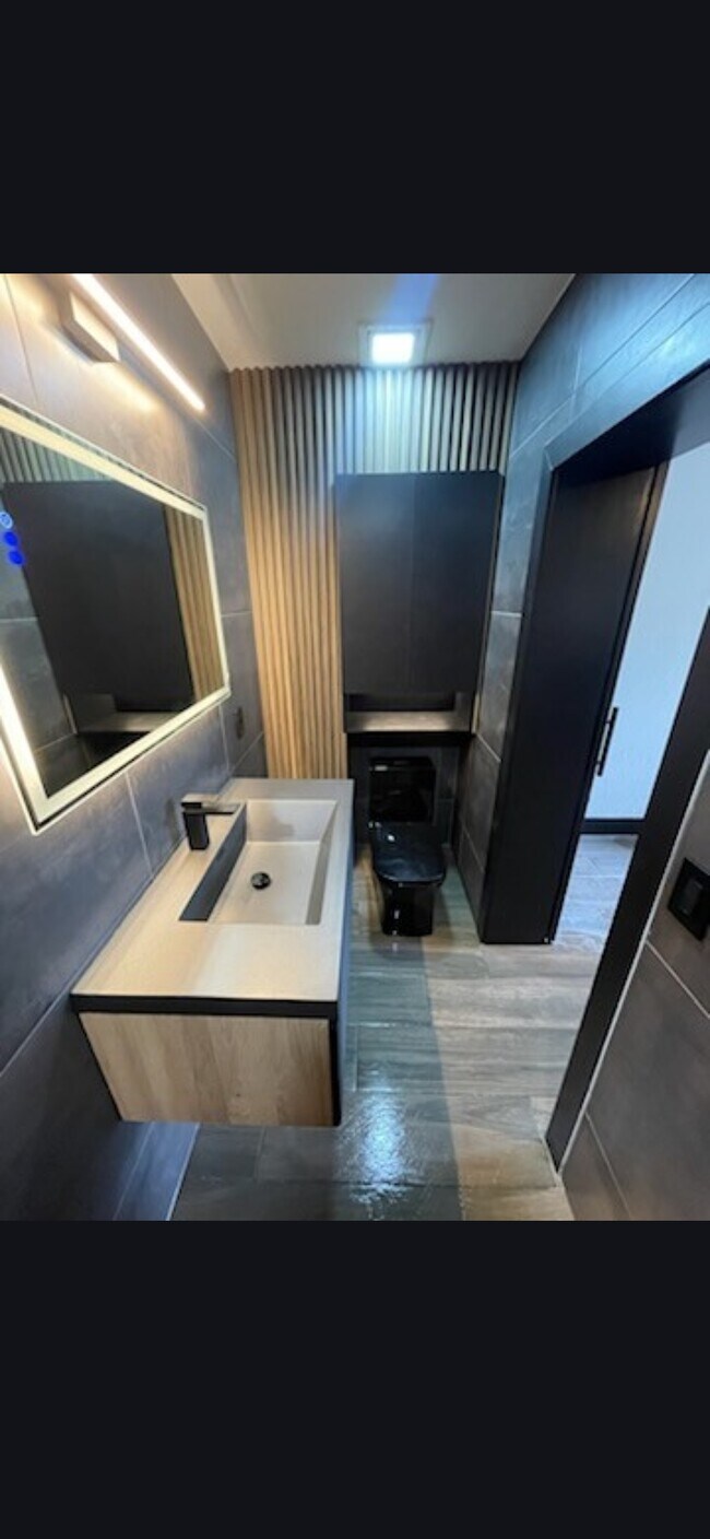 Foto del edificio - 7009 Kingsbury Cir