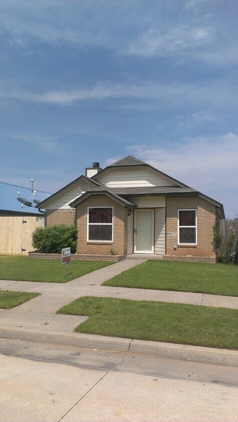 Primary Photo - 2 bed, 2 bath with over-sized 1 car garage...