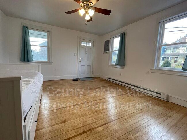Building Photo - 931 Wood Ave