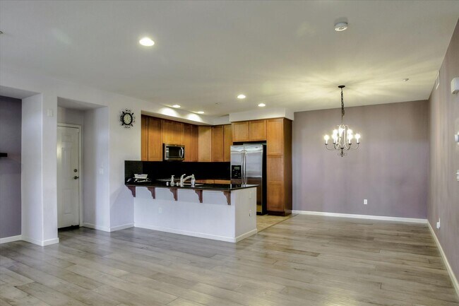 Building Photo - 305 Bautista Pl