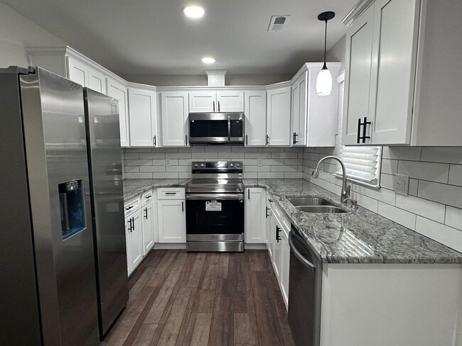 Foto del edificio - 3710 Cherry Blossom Ln