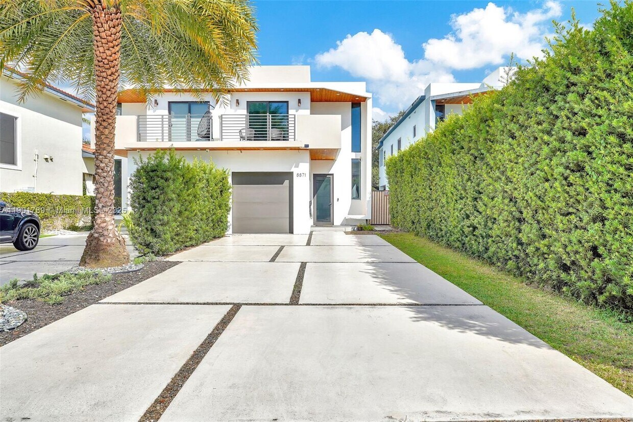 Foto principal - 8871 SW 28th St