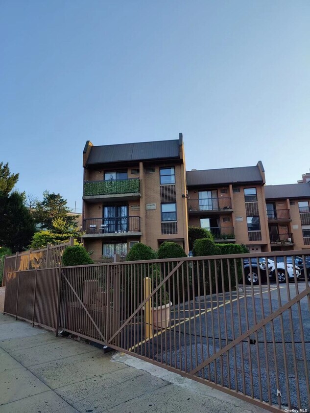Primary Photo - 75-32 Parsons Blvd