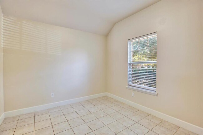 Building Photo - 356 Housefinch Loop