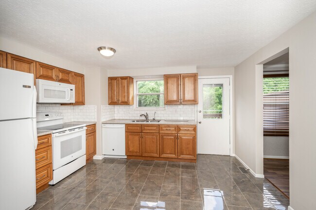 Building Photo - 3010 Stratford Ct