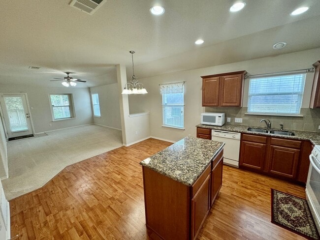 Building Photo - South Austin: 3BD 2BA House for Rent: Olym...