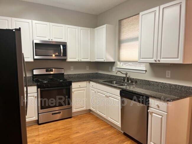 Building Photo - 2499 Lakebrooke Dr