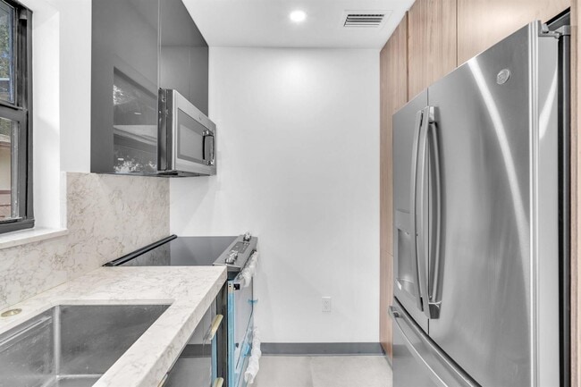 Building Photo - 2460 SW 58th Mnr