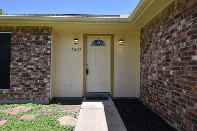 Building Photo - 7407 Cortes Dr