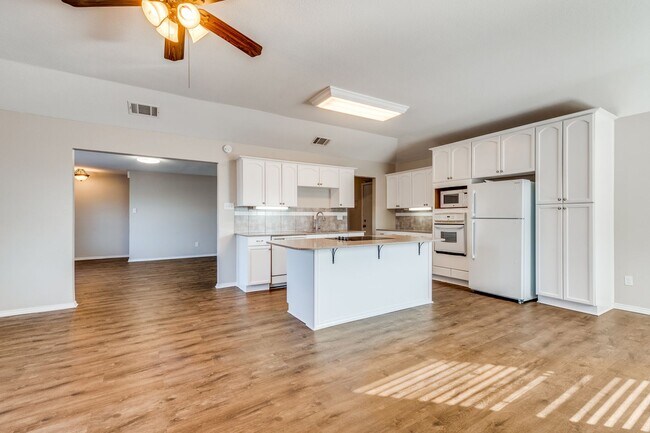 Building Photo - Cozy 3BD/2BA Home with Fireplace & Spaciou...