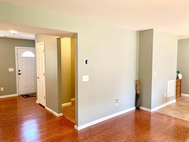 Vestíbulo que conduce a la sala de estar - 5082 Cobblestone Creek Dr