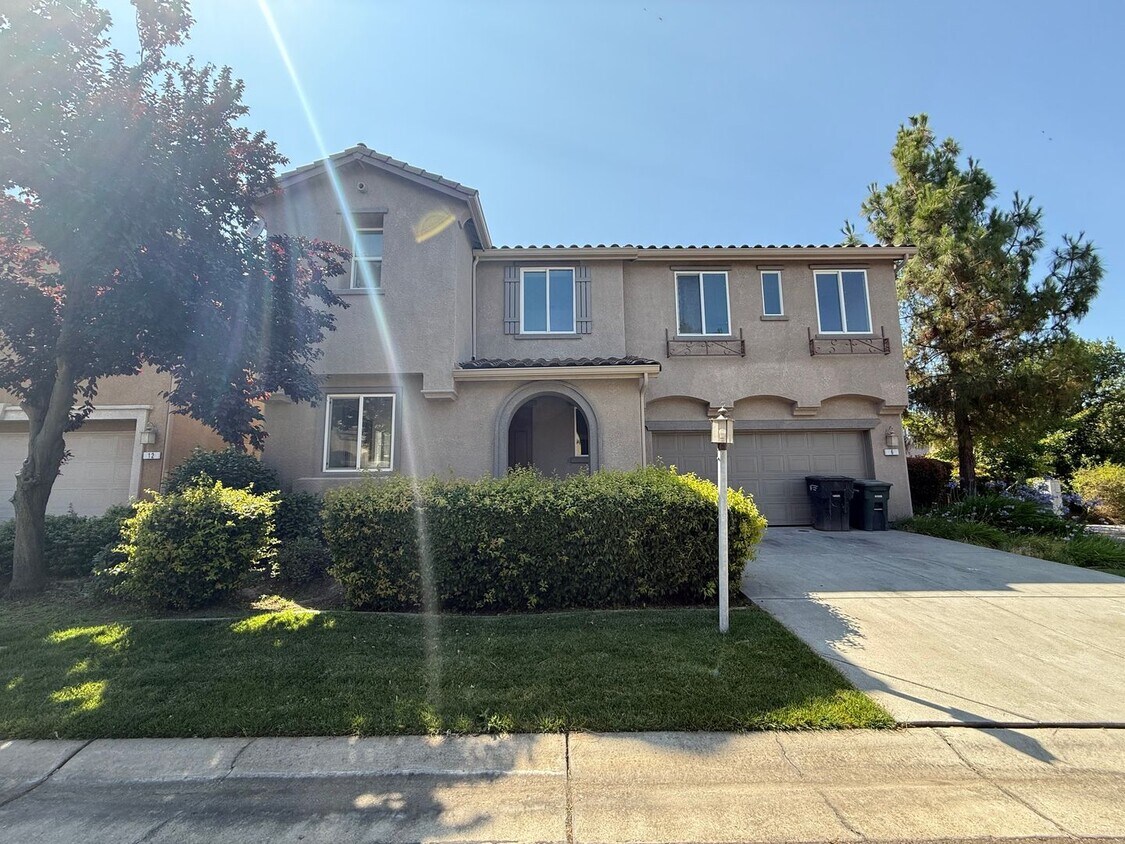 Foto principal - 2-story 4bed 2.5bath home available in Nor...