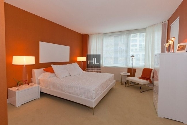 Building Photo - 330 W 39th St