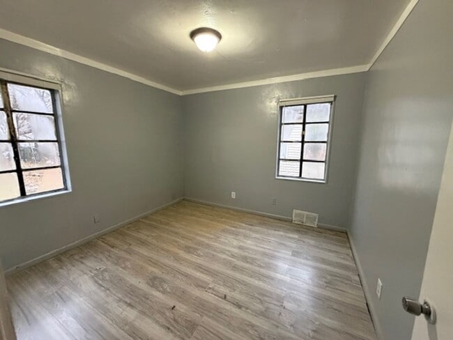 Building Photo - For Lease: Totally Updated 3 Bedroom 1 Bath Welcome Section 8