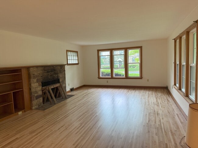 Building Photo - 403 E Mitchell Ave