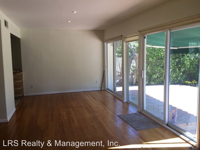 Foto del edificio - 3 br, 3 bath House - 20330 Oxnard St