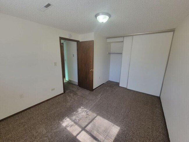Building Photo - Great 2 Bed/1 Bath w/ 1 Car Garage
