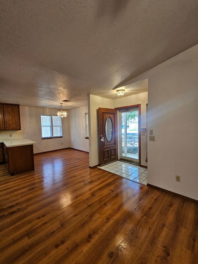 Building Photo - (3) Bed/(2) Bath in West Norman Available NOW! Sm Dog Negotiable.