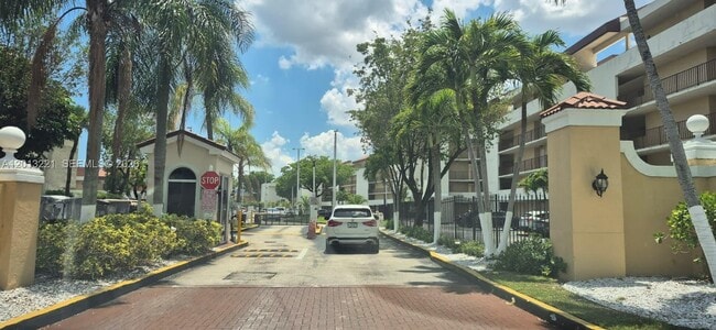 Building Photo - 8870 Fontainebleau Blvd