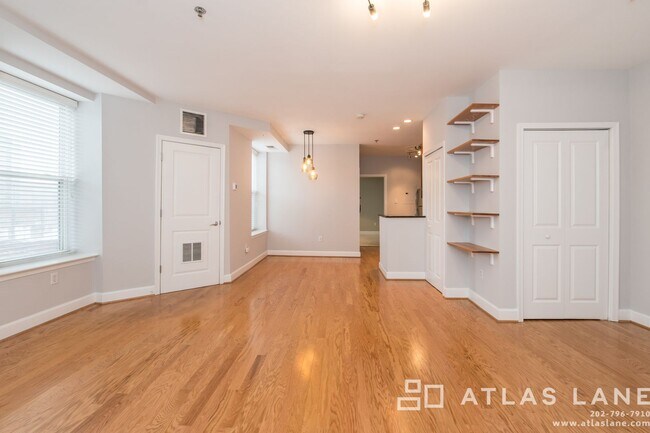 Foto del edificio - 1 Bed/1 Bath off 14th St NW!