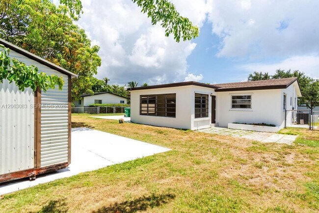Foto del edificio - 19390 Whispering Pines Rd
