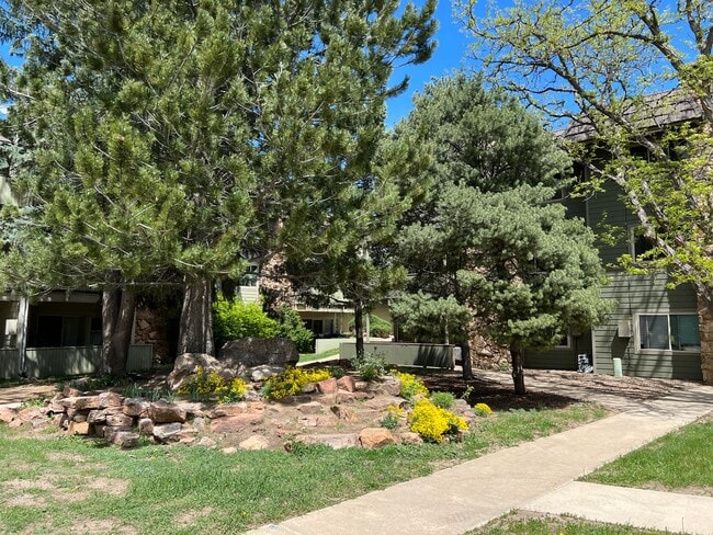 Building Photo - Bright 2 Bed/2 Bath Condo in Boulder! Avai...