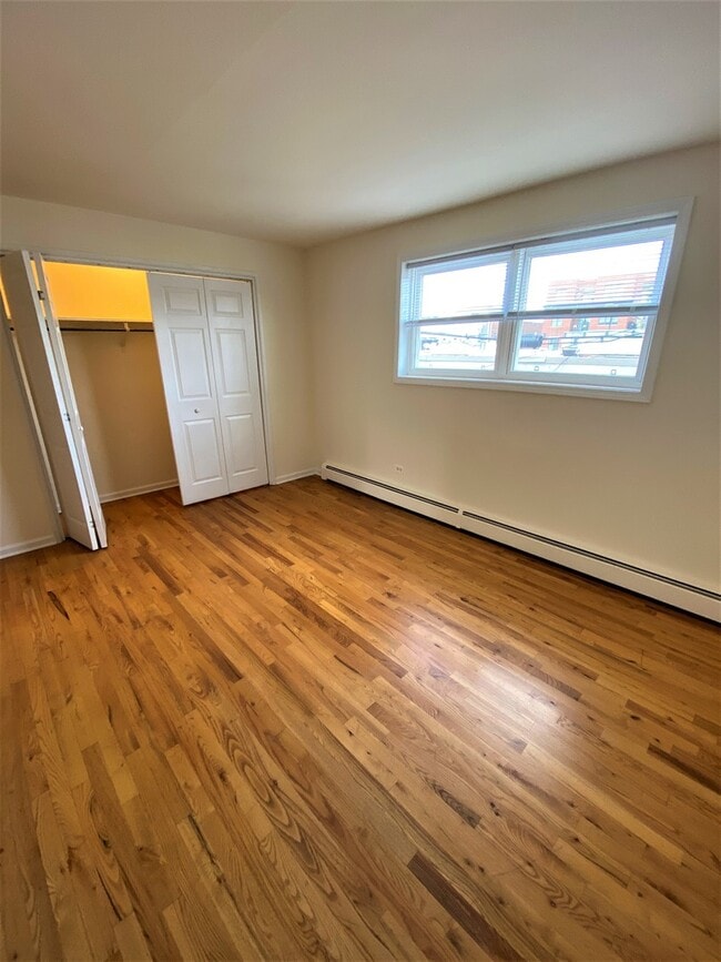 Building Photo - 2516 W Foster Ave