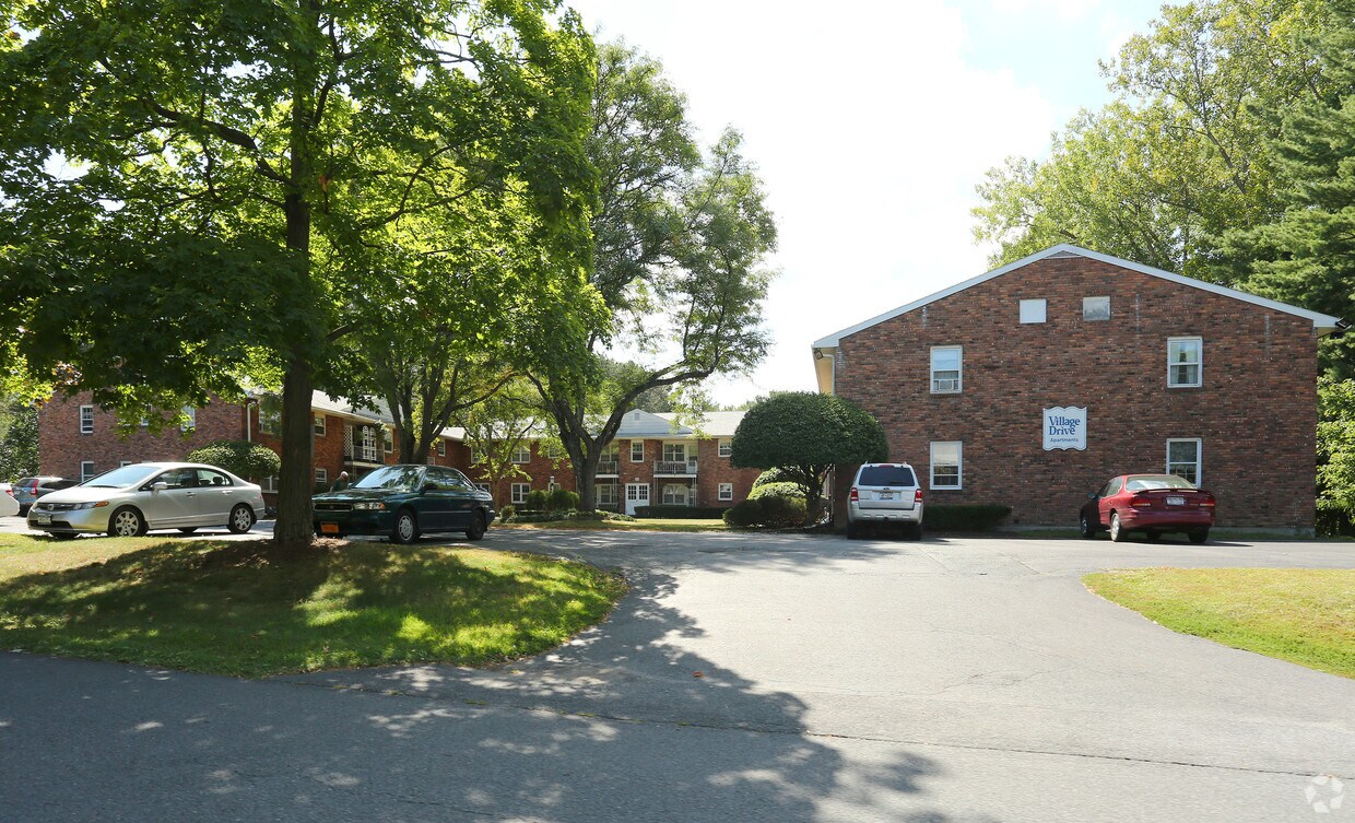 Building Photo - 9-13 Village Dr