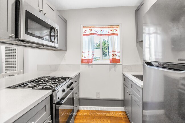 Building Photo - 415 7th Ave