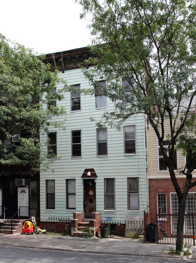 Primary Photo - 158 Lynch St