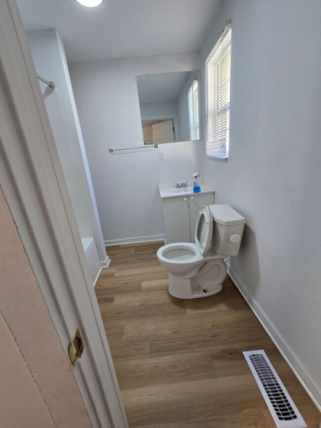 Building Photo - Two Bedroom Duplex located on the Westside...