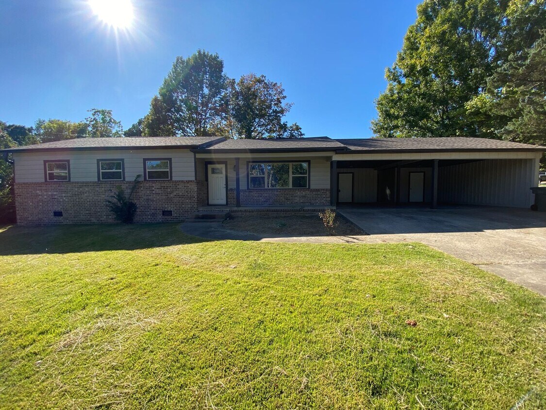 Foto principal - Charming Updated Mid-Century in Fayettevil...